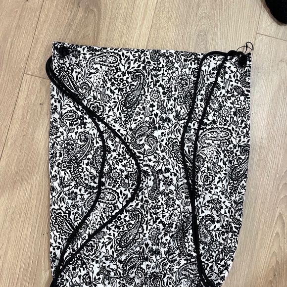 - Vera Bradley Drawstring Backsack in Eden Paisley Black - Picture 3 of 12